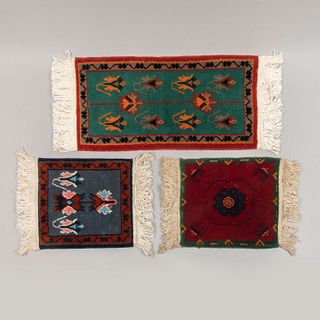 Lote de 3 tapetes Temoaya. México. Siglo XX. Anunados a mano en fibras de lana. Decorados con elementos florales.