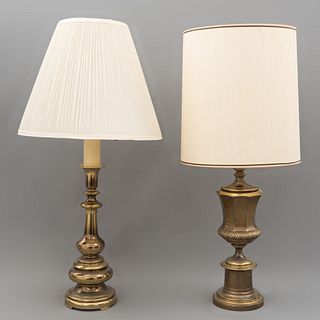 Lote de 2 lámparas de mesa. Siglo XX. Elaboradas en metal dorado. Electrificadas para una luz. Con pantallas de vinilo.