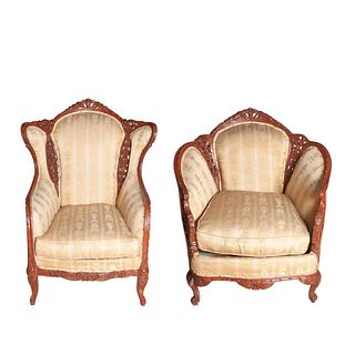 Lote de 2 sillones. Francia. Siglo XX. Estilo Luis XV. En talla de madera y tapicería de tela color beige. Con respaldos cerrados.
