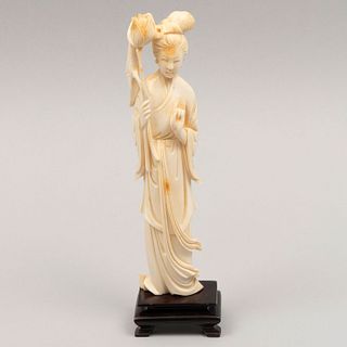 Guan Yin. Origen oriental. Siglo XX. En talla de marfil. Con base de madera. 15 cm altura