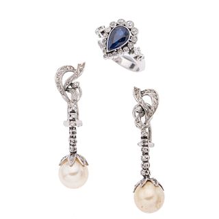 Anillo y par de aretes vintage con perlas, zafiro y diamantes en plata paladio. 2 perlas cultivadas color crema de 9 mm. 1 zafir...