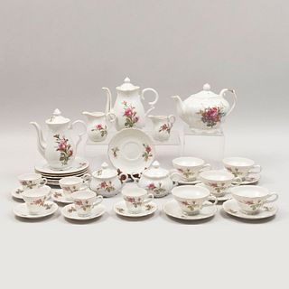 Juego de té y café. Japón. Siglo XX. En porcelana. Seriada 39/8 Consta de: tetera, cafetera, lechera, 2 cremeras, otros. Piezas: 32