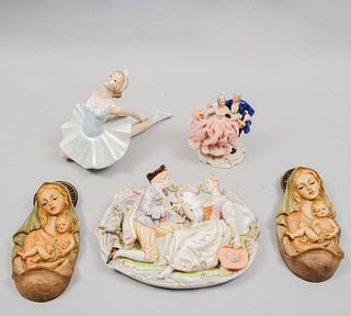 Lote de 5 figuras decorativas. Siglo XX. Elaboradas en porcelana de Cuernavaca, Sandizell y resina. Acabado brillante, gres y mate.