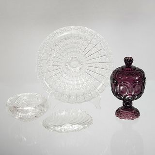 Lote de 4 piezas. Siglo XX Difrentes diseños. En cristal y vidrio. Uno color uva. Consta de: dulcero, cenicero, centro de mesa y platón