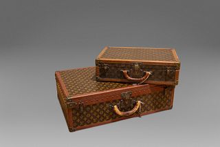 Louis Vuitton - Set of two suitcases of different sizes in logoed leather, canvas interior with removable compartments (the largest), leather finishes
