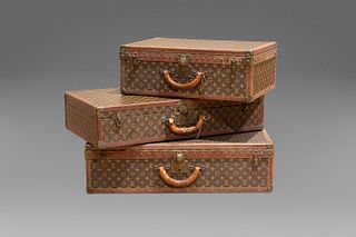 Louis Vuitton - Set of three suitcases in logoed leather of different sizes, canvas interior with removable compartments (the largest and the smallest