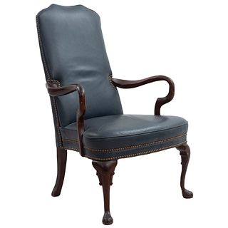 Sillón. Siglo XX. Marca Classic Estructura de madera. Con respaldo cerrado y asiento en tapicería de piel color azul marino.