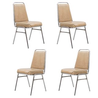 Lote de 4 sillas. México. Siglo XX. Marca Briones. Estructura de metal. Con respaldo cerrado y asiento en tapicería.