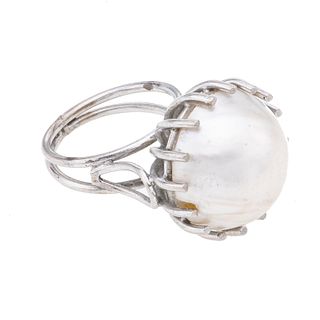Anillo vintage con media perla en plata paladio. 1 media perla cultivada color gris de 17 mm. Talla: 4. Peso: 7.5 g.