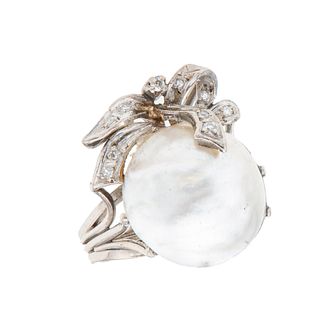 Anillo vintage con media perla y diamantes en plata palaio. 1 media perla ciltivada color gris de 15 mm. 10 diamantes corte 8 x...