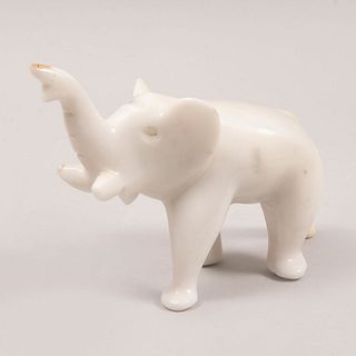 Figura decorativa de elefante. Siglo XX. En talla de piedra color blanco. 12 x 8 x 20 cm
