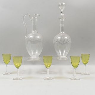 Lote de 7 piezas. Siglo XX. Elaboradas en cristal transparente y color verde. Consta de: 2 licoreras y 5 copas para licor.