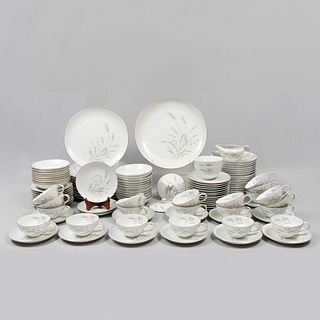 Servicio mixto de vajilla. Japón SXX Elaborada en porcelana Sone y Norleans. Una modelo Spring Wheat y otra White Lace. Piezas: 105
