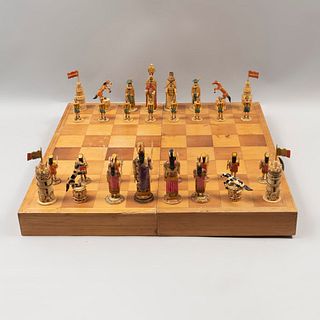 Juego de ajedrez. SXX Talla de hueso y madera. Fichas entintadas con diseño a manera de ejército español y mexica. Piezas: 33