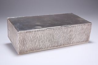 GERALD BENNEY (1930-2008)
 AN ELIZABETH II SILVER CIGAR BOX