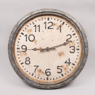 Reloj de pared vintage. Mecanismo de cuarzo. Carátula blanca, índices arábigos y manecillas tipo pera.