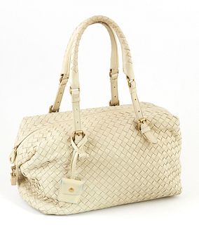 Bottega Veneta Light Green Woven Calf Leather Zip Shoulder Bag, with double adjustable handles and brushed gold hardware, the interior of the bag line