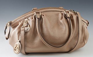 Gucci Pink Leather 2 Way Shoulder Bag, with gold tone hardware and zip closure, the interior of the bag lined in beige canvas with a side zipper pocke