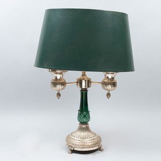 Lámpara de mesa. Siglo XX. Elaborada en metal plateado y cerámica color verde. Electrificada para 2 luces. 69 cm altura