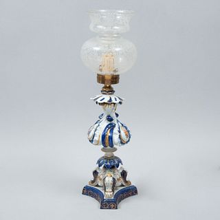 Lámpara de mesa. Siglo XX. Elaborada en porcelana Sevres. Electrificada para una luz. Con pantalla de vidrio. 48 cm altura