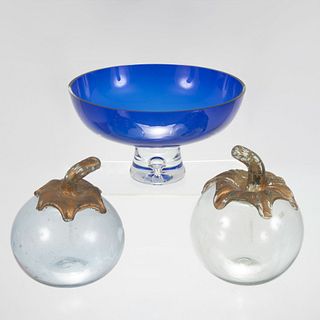 Lote de 3 piezas. Siglo XX. Elaboradas en vidrio y cristal de murano. Una color azul. Consta de: frutero y 2 calabazas decorativas.