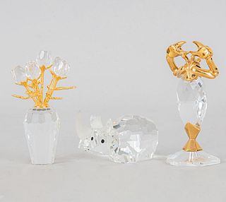 Lote de 3 figuras decorativas. Siglo XX. Elaboradas en cristal tipo Swarovski con aplicaciones de metal dorado.