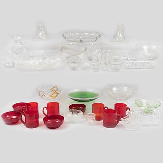 Lote de 64 piezas. Siglo XX. Diferentes diseños. Elaboradas en cristal y vidrio, algunas color rojo y verde.