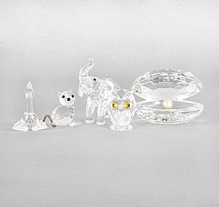Lote de 5 piezas. Austria, otro. Siglo XX. Elaborados en cristal, algunos Swarovski. Consta de: búho, concha, elefante, ganso y gato.