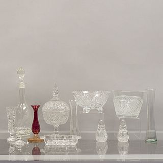 Lote de 9 piezas Siglo XX. Elaborados en cristal. Uno color rojo, marca Lotus. Consta de: bombonera, centro de mesa, charola, otros.