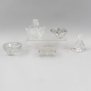 Lote de 5 piezas. SXX En cristal. Consta de: cenicero, centro de mesa, licorera formato pequeño y 2 depósitos.
