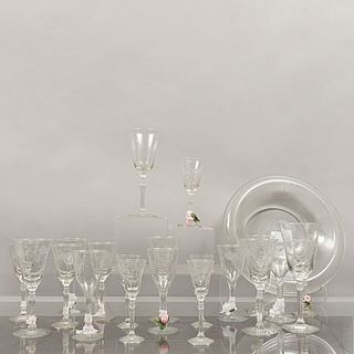 Lote de 24 piezas. Siglo XX. Diferentes diseños. Elaborados en cristal, algunos tipo pepita. Consta de: centro de mesa y 23 copas.