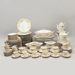 Servicio abierto de vajilla. Japón. Años 50. Elaborada en porcelana Yamara Tajimi. Consta de: tetera, cafetera, otros. Piezas: 123