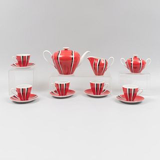 Juego de té. Polonia. Siglo XX. Elaborada en porcelana Cmielów color rojo con blanco y negro. Consta de: tetera, azucarera, otros.