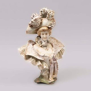 Busto de dama. Austria. Siglo XX. Elaborada en porcelana de Bohemia. Marca Turn Teplitz. Decorada con esmalte dorado. 32.5 cm altura