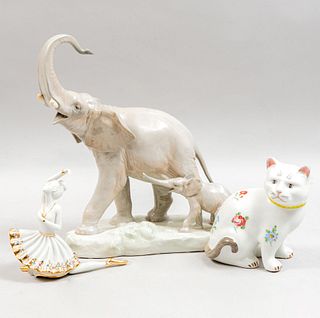Lote de 3 figuras decorativas. Alemania, España e Italia En porcelana Limoges, Reuter y Lladró. Consta de: bailarina, gato y elefantes.