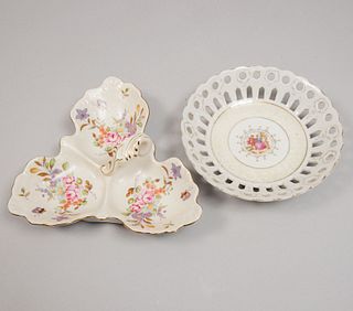 Botanero y centro de mesa. Siglo XX. Elaborados en porcelana. Decorados con elementos florales, vegetales, calados.