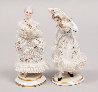 Lote de 2 figuras decorativas de damas. Siglo XX. Elaborados porcelana. Sellados. Consta de: sevillana y cortesana.