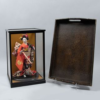 Lote de 3 piezas. Siglo XX. Consta de: Geisha con kimono de tela, vitrina y charola de servicio.