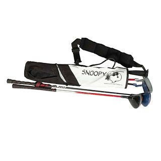 Bolso y 4 bastones de golf para niños. SXX En nylon, metal y material sintético. Bolso color blanco con negro y decorado con Snoopy.