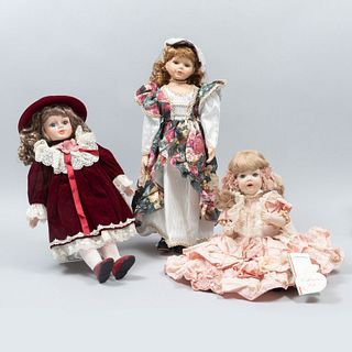 Lote de 3 muñecas. Italia, Inglaterra, otro. Siglo XX. Elaboradas en porcelana. Marca Cleo y Hanah. Una "Marilú" y otra "Eleanor".