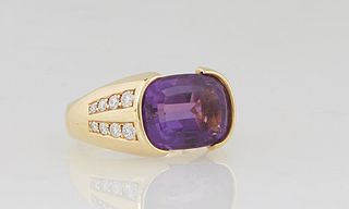 Lady's 18K Yellow Gold Dinner Ring, with a horizontal app. 6 ct. oval amethyst, flanked by shoulders with two inset rows of graduated round diamonds, 