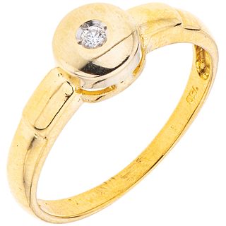 18K YELLOW GOLD RING WITH DIAMOND 1 Brilliant cut diamond ~0.03 ct. Weight: 2.1 g. Size: 6