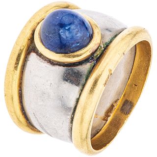 RING WITH SAPPHIRE, 18K YELLOW GOLD AND 10K WHITE GOLD 1 Cabochon cut sapphire ~1.50 ct. Weight: 12.0 g. Size: 5 ½