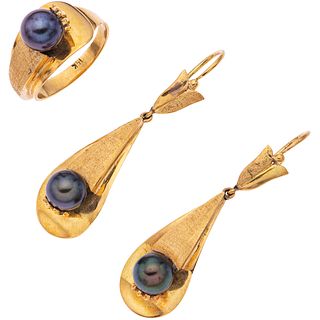 SET OF RING AND PAIR OF EARRINGS WITH TAHITIAN PEARLS IN 18K YELLOW GOLD 3 Tahitian pearls. Ring size: 7