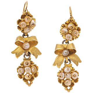 PAIR OF EARRINGS WITH CULTIVATED PEARLS IN 18K YELLOW GOLD 20 Cream colored pearls. Weight: 10.5 g. Size: 0.7 x 2" (1.8 x 5.1 cm)