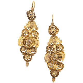 PAIR OF DIAMOND EARRINGS IN 18K YELLOW GOLD Detachable design with 13 faceted diamonds ~0.04 ct