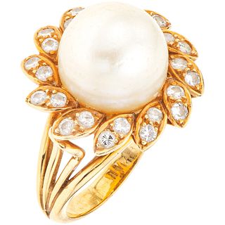 RING WITH CULTIVATED PEARL AND DIAMONDS IN 18K YELLOW GOLD 1 Cream colored pearl, 24 Brilliant cut diamonds Size: 9