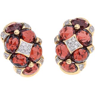 PAIR OF EARRINGS WITH GARNETS AND DIAMONDS IN 18K YELLOW GOLD 12 granates, 34 Brilliant cut diamonds ~0.34 ct