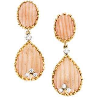 PAIR OF EARRINGS WITH CORALS AND DIAMONDS IN 18K AND 14K YELLOW GOLD 4 Carved pink corals, 8 Brilliant cut diamonds