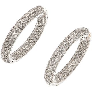 PAIR OF DIAMOND EARRINGS IN 14K WHITE GOLD 441 Brilliant cut diamonds ~5.50 ct. Weight: 15.1 g. Size: 0.19 x 1.3" (0.5 x 3.5 cm)